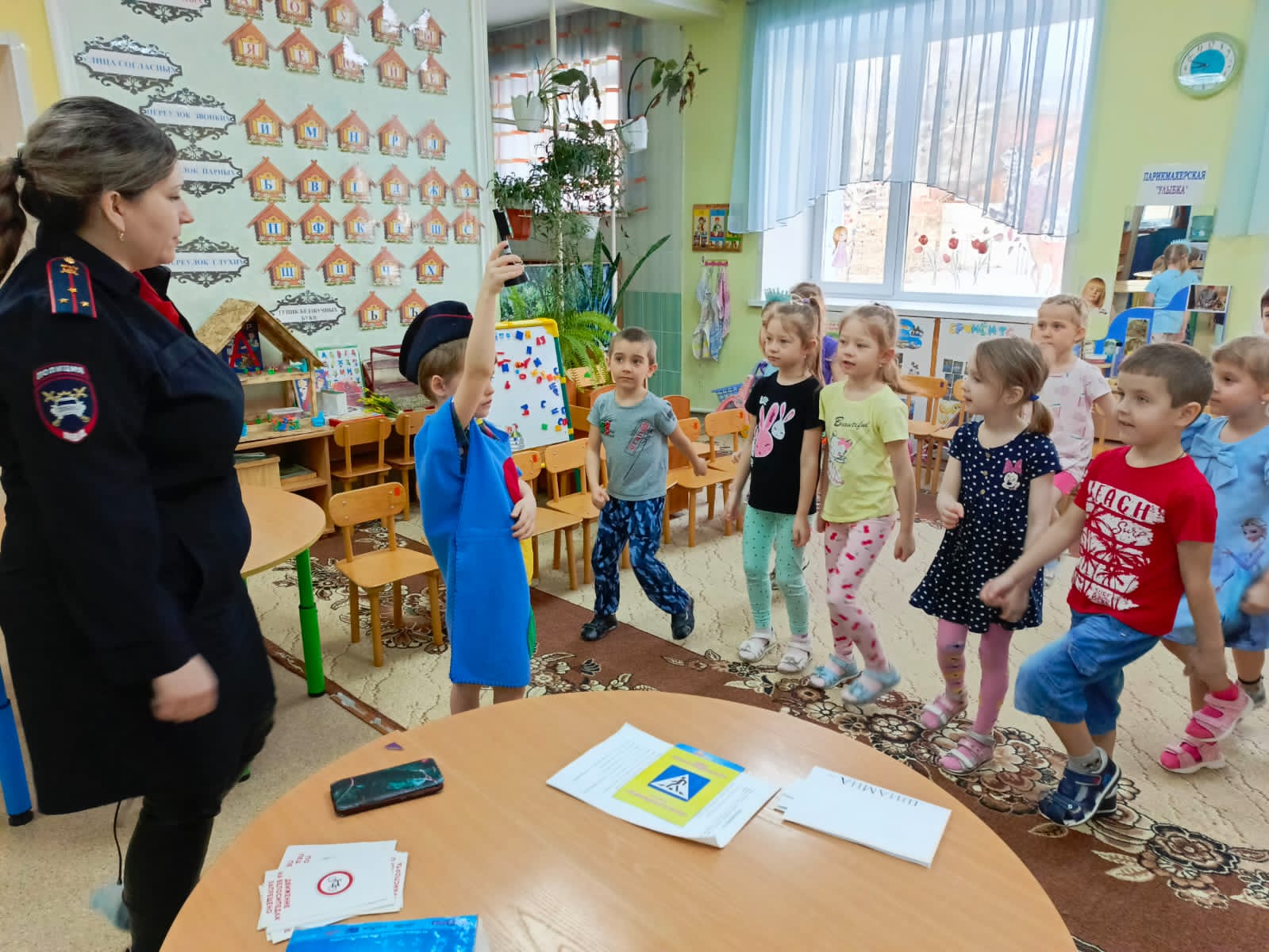 Сотрудники белокурихинской Госавтоинспекции провели мероприятие по тематике ПДД в детском саде «Аленушка».